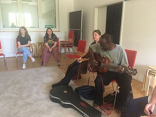 Pate Wally Warning spielt Gitarre beim Fachtag "Rassismuskritische Bildung"